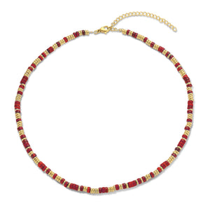 Ketting met rode steen en goudkleurige kralen