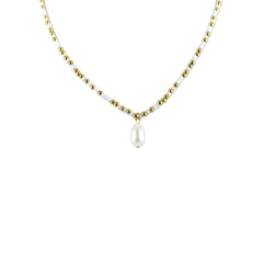 Ketting met witte kralen en parelbedel