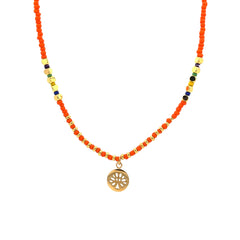 Ketting met gekleurde kralen en bedel