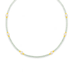Ketting van kralen met preniet en schelpparel