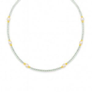 Ketting van kralen met preniet en schelpparel
