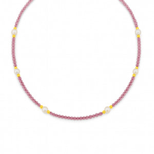 Ketting van kralen met preniet en schelpparel