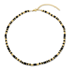 Ketting met rode steen en goudkleurige kralen