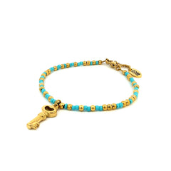 Kralenarmband met turquoise kralen en sleutelhangerbedel