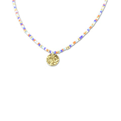 Ketting met gekleurde kralen en ronde gehamerde bedel
