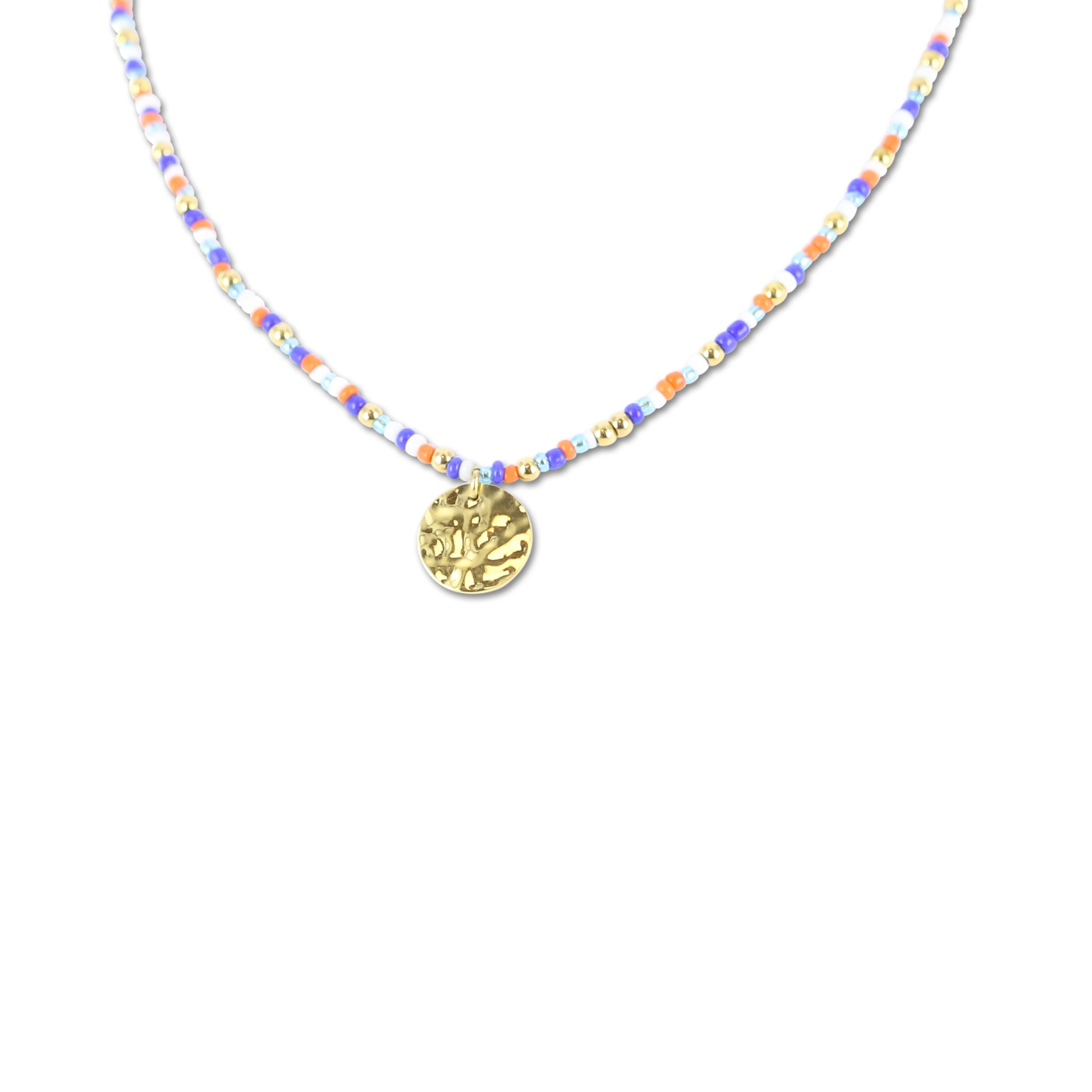 Ketting met gekleurde kralen en ronde gehamerde bedel