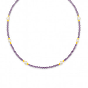 Ketting van kralen met preniet en schelpparel