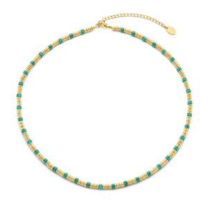 Ketting met goudkleurige kralen en rode steen